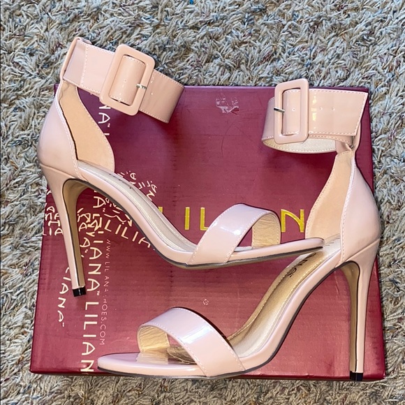 Urban Outfitters Shoes - Nude heels